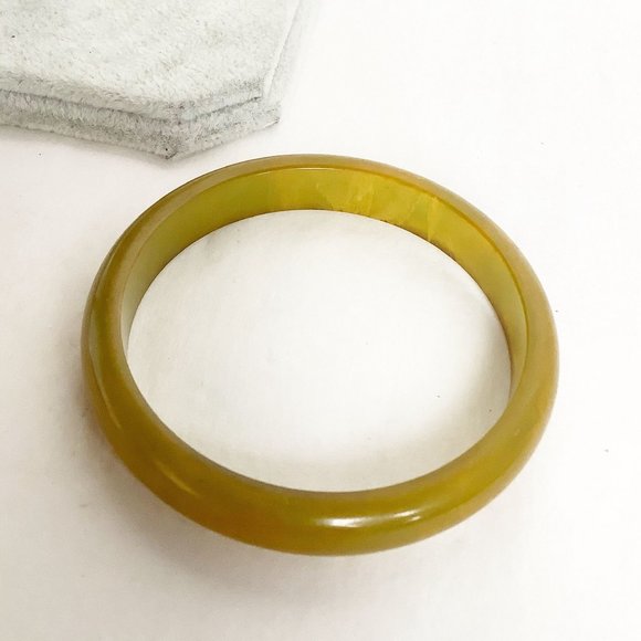 Antique Bakelite bangle bracelet yellowish green color bangle bracelet early vin - Picture 4 of 4